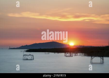 Lever de soleil sur la ville de Fonyod au lac Balaton en Hongrie Banque D'Images