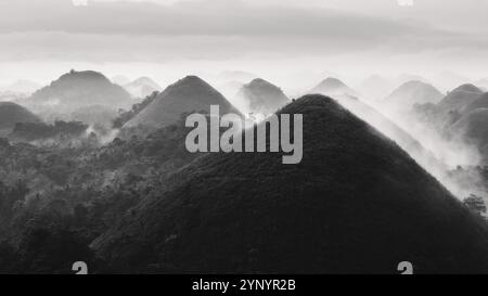 Paysage noir et blanc de collines de chocolat sur l'île de bohol dans les philippines Banque D'Images