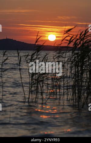 Le soleil s'élève au-dessus de la ville de Fonyod, au lac Balaton Banque D'Images