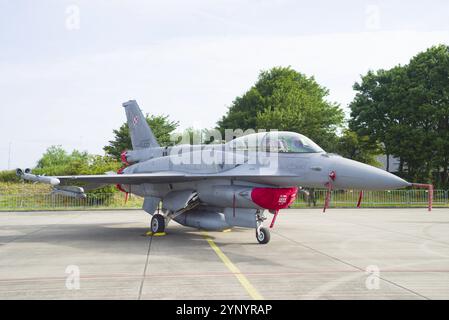 LEEUWARDEN, PAYS-BAS, 10 JUIN 2016 : Lockheed F-16C Viper de l'armée de l'air polonaise pendant l'exercice Frisian Flag 2016 Banque D'Images