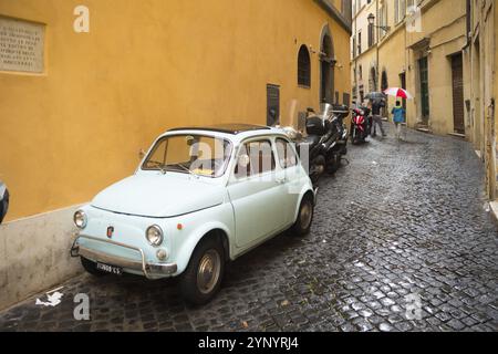 ROME, ITALIE, 18 OCTOBRE 2016 : petite Fiat 500 vintage garée dans le centre-ville Banque D'Images