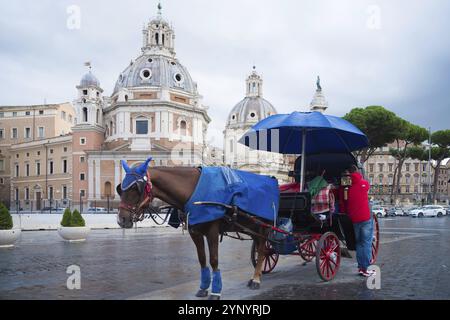 ROME, ITALIE, 20 OCTOBRE 2016 : calèche d'attente pour les touristes sur la Piazza Venezia devant le monument national Vittoriano ou autel Banque D'Images