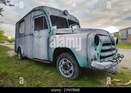 HENGELO, PAYS-BAS, 2 MAI 2023 : vieille et brisée voiture ambulance Dodge utilisée comme objet d'art. Banque D'Images