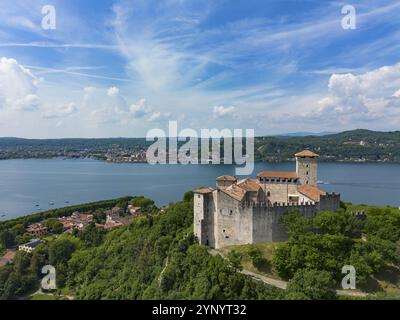 Vue aérienne de la forteresse Rocca la Angera Banque D'Images