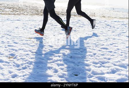 Deux paires de jambes de quelques coureurs dans un paysage blanc neige Banque D'Images