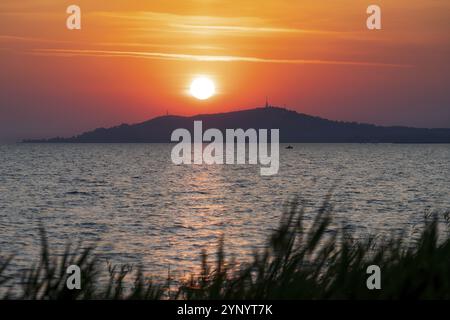 Lever de soleil sur la ville de Fonyod au lac Balaton Banque D'Images