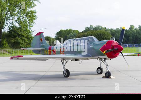 LEEUWARDEN, PAYS-BAS, 10 JUIN 2016 : stationné Yak-52 aux Open Days de l'armée de l'air néerlandaise Banque D'Images