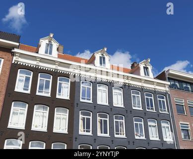 Façades de maisons monumentales dans le centre d'amsterdam Banque D'Images