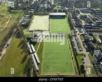 Prise de vue aérienne d'un terrain de sport avec des personnes jouant dessus Banque D'Images