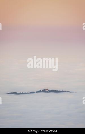 Cerise se levant des nuages au lever du soleil, Bavière, Alpes, Fuessen, Alpes Ammergau Banque D'Images