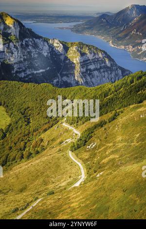 Monte Baldo et Monte Altissimo avec le lac de Garde en automne Banque D'Images