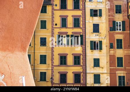 Façades de bâtiments colorées dans la ville de Camogli Banque D'Images