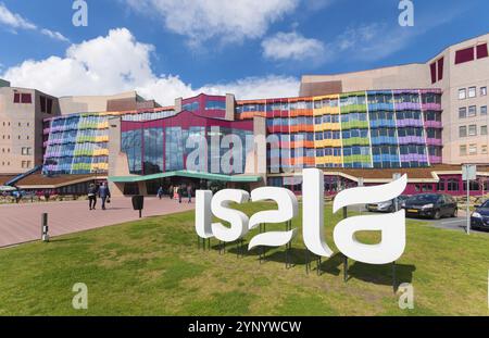 ZWOLLE, PAYS-BAS, 4 AVRIL 2016 : entrée colorée de l'hôpital d'Isala. C'est le plus grand hôpital non universitaire des pays-bas avec plus de 1, 1 Banque D'Images