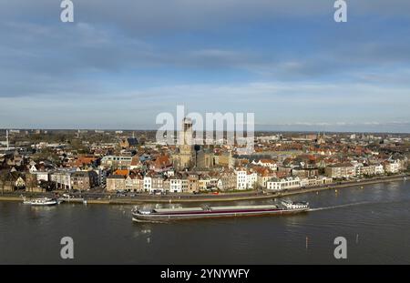 Vue panoramique aérienne de la ville néerlandaise de Deventer, le long de la rivière IJssel Banque D'Images