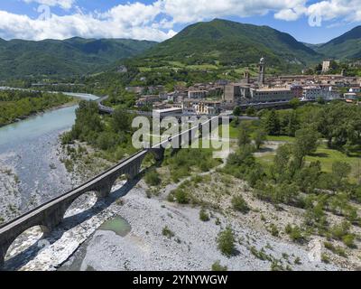 Vue aérienne du village de Bobbio et de son ancien pont Banque D'Images