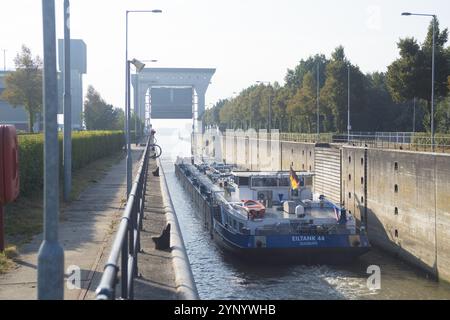 TIEL, PAYS-BAS, 24 SEPTEMBRE 2016 : écluse Prins Bernhard dans le canal Amsterdam-Rhin Banque D'Images