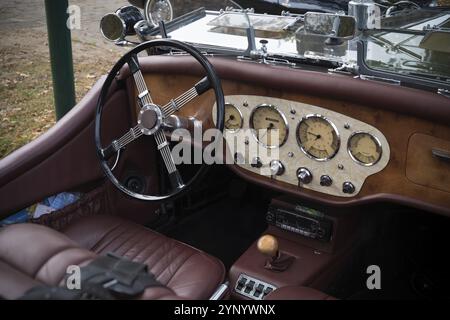 USSELO, PAYS-BAS, 21 OCTOBRE 2018 : tableau de bord vintage d'une voiture oldtimer lors d'une exposition de voitures classiques Banque D'Images