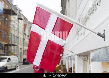 Drapeau danois dans les rues de copenhague, la capitale danoise Banque D'Images