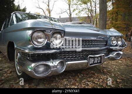 USSELO, PAYS-BAS, 21 OCTOBRE 2018 : vue de face d'une berline de ville cadillac bleue lors d'une exposition oldtimer Banque D'Images