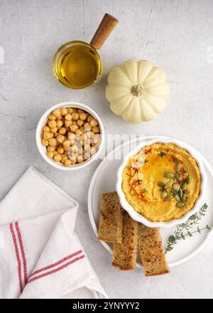 Houmous de pois chiches maison à la citrouille dans un bol sur fond léger. Vue de dessus Banque D'Images