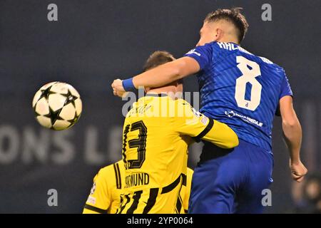 Zagreb, Croatie. 27 novembre 2024. Zagreb, Croatie, 27 novembre 2024 : Lukas Kacavenda du Dinamo Zagreb (R) en action contre Pascal Gross du Borussia Dortmund (l) lors de la Ligue des Champions de l'UEFA, phase de Ligue, match entre le Dinamo Zagreb et le Borussia Dortmund au stade Maksimir, Zagreb, Croatie. (Igor Kupljenik/SPP) crédit : SPP Sport Press photo. /Alamy Live News Banque D'Images