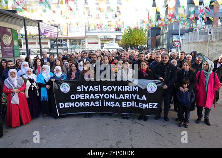 Les participants tiennent une banderole pendant un communiqué de presse et une manifestation. Une manifestation a été organisée contre la détention de 231 personnes par les forces de sécurité, dont un co-maire, 9 journalistes kurdes, syndicalistes et politiciens, qui étaient en opération dans 30 villes différentes en Turquie pour des liens présumés avec le Parti des travailleurs du Kurdistan (PKK) armé kurde. Des représentants et des membres du Parti de l'égalité des peuples et de la démocratie (Parti DEM), du Parti des régions démocratiques (DBP) et de Tevgera Jinen Azad (TJA- mouvement des femmes libres) ont assisté à la manifestation. Banque D'Images