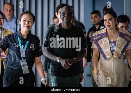 Bangkok, Bangkok, Thaïlande. 27 novembre 2024. 27 novembre 2024, Bangkok, Thaïlande, Eliud Kipchoge, un coureur de fond kenyan arrive à l'aéroport Suvarnabhumi de Bangkok. Eliud Kipchoge, Un coureur de fond kenyan, voyage en Thaïlande dans le cadre de son rôle d’ambassadeur pour l’incroyable Thailand Marathon Bangkok (ATMBKK2024) qui s’est tenu le 1er décembre 2024 où Eliud Kipchoge rejoindra le 10km course de masse pour soutenir et encourager les coureurs qui se joindront à l'événement. (Crédit image : © Wissarut Weerasopon/ZUMA Press Wire) USAGE ÉDITORIAL SEULEMENT! Non destiné à UN USAGE commercial ! Banque D'Images