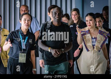 Bangkok, Bangkok, Thaïlande. 27 novembre 2024. 27 novembre 2024, Bangkok, Thaïlande, Eliud Kipchoge, un coureur de fond kenyan arrive à l'aéroport Suvarnabhumi de Bangkok. Eliud Kipchoge, Un coureur de fond kenyan, voyage en Thaïlande dans le cadre de son rôle d’ambassadeur pour l’incroyable Thailand Marathon Bangkok (ATMBKK2024) qui s’est tenu le 1er décembre 2024 où Eliud Kipchoge rejoindra le 10km course de masse pour soutenir et encourager les coureurs qui se joindront à l'événement. (Crédit image : © Wissarut Weerasopon/ZUMA Press Wire) USAGE ÉDITORIAL SEULEMENT! Non destiné à UN USAGE commercial ! Banque D'Images