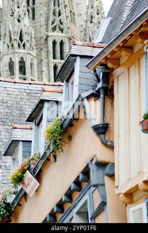 Maisons à Quimper, France avec la cathédrale Saint-Corentin en arrière-plan Banque D'Images