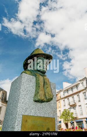 Statue de Jean Moulin, fonctionnaire français et héros de la résistance pendant la seconde Guerre mondiale, au quai Steir à Quimper, France. Banque D'Images