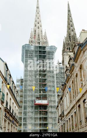 L'échafaudage couvre l'une des tours de la cathédrale Saint-Corentin de Quimper, en France. Banque D'Images