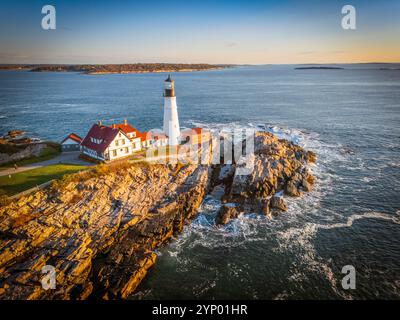 Vue aérienne du phare de Portland Head, Cape Elizabeth, Sunrise Portland Maine, Nouvelle-Angleterre, États-Unis Banque D'Images