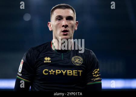 Cardiff, Royaume-Uni. 27 novembre 2024. Jimmy Dunne des Queens Park Rangers regarde. EFL Skybet championnat match, Cardiff City contre Queens Park Rangers au Cardiff City Stadium à Cardiff, pays de Galles, mercredi 27 novembre 2024. Cette image ne peut être utilisée qu'à des fins éditoriales. Usage éditorial exclusif, photo de Lewis Mitchell/Andrew Orchard photographie sportive/Alamy Live News crédit : Andrew Orchard photographie sportive/Alamy Live News Banque D'Images