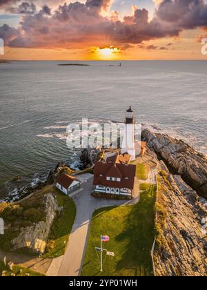 Vue aérienne du phare de Portland Head, Cape Elizabeth, Sunrise Portland Maine, Nouvelle-Angleterre, États-Unis Banque D'Images