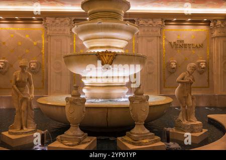 Vue rapprochée de l'élégante fontaine avec sculptures classiques et design orné à l'intérieur de l'hôtel casino vénitien de Las Vegas. ÉTATS-UNIS. Banque D'Images