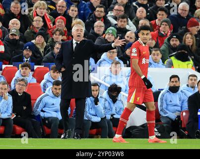 Anfield, Liverpool, Merseyside, Royaume-Uni. 27 novembre 2024. Ligue des champions de football, Liverpool contre Real Madrid ; le manager du Real Madrid Carlo Ancelotti donne des instructions à ses joueurs crédit : action plus Sports/Alamy Live News Banque D'Images