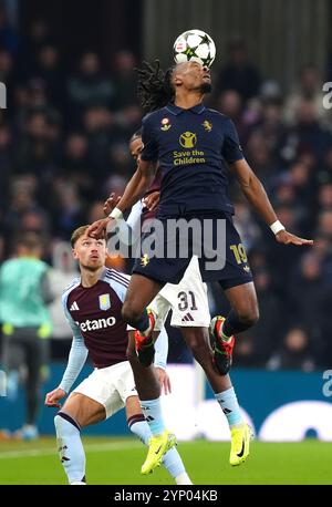 Khephren Thuram de la Juventus (à droite) tente de prendre la tête du ballon libre lors du match d'étape de l'UEFA Champions League à Villa Park, Birmingham. Date de la photo : mercredi 27 novembre 2024. Banque D'Images