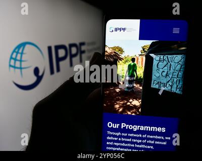 Allemagne. 15 juillet 2024. Dans cette illustration photo, une personne tient un smartphone avec le site Web de la Fédération internationale pour la planification familiale (IPPF) devant le logo. (Crédit image : © timon Schneider/SOPA images via ZUMA Press Wire) USAGE ÉDITORIAL SEULEMENT ! Non destiné à UN USAGE commercial ! Banque D'Images