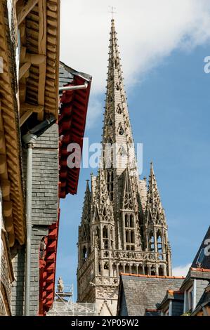 Maisons à Quimper, France avec la cathédrale Saint-Corentin en arrière-plan Banque D'Images