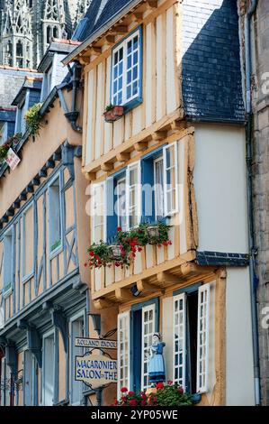 Maisons à Quimper, France avec la cathédrale Saint-Corentin en arrière-plan Banque D'Images