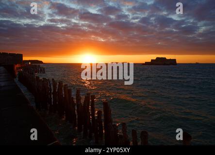 Coucher de soleil coloré en hiver sur l'océan Atlantique à Saint-Malo, Bretagne, France. Banque D'Images