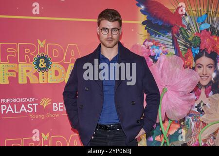 Linus Weber - Premiere der Young Show Frida & Frida im Friedrichstadtpalast Berlin AM 27.11.2024. Première Frida & Frida Young Show *** Linus Weber première du Young Show Frida Frida au Friedrichstadtpalast Berlin le 27 11 2024 première Frida Frida Young Show Banque D'Images