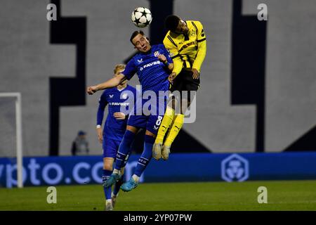 Zagreb, Croatie. 27 novembre 2024. Zagreb, Croatie, 27 novembre 2024 : Lukas Kacavenda du Dinamo Zagreb (l) en action contre Felix Nmecha du Borussia Dortmund (R) lors de la Ligue des Champions de l'UEFA, phase de Ligue, match entre le Dinamo Zagreb et le Borussia Dortmund au stade Maksimir, Zagreb, Croatie. (Natasa Kupljenik/SPP) crédit : SPP Sport Press photo. /Alamy Live News Banque D'Images