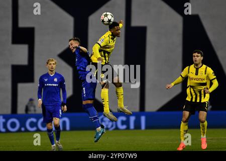 Zagreb, Croatie. 27 novembre 2024. Zagreb, Croatie, 27 novembre 2024 : Lukas Kacavenda du Dinamo Zagreb (l) en action contre Felix Nmecha du Borussia Dortmund (R) lors de la Ligue des Champions de l'UEFA, phase de Ligue, match entre le Dinamo Zagreb et le Borussia Dortmund au stade Maksimir, Zagreb, Croatie. (Natasa Kupljenik/SPP) crédit : SPP Sport Press photo. /Alamy Live News Banque D'Images