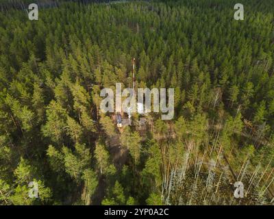 Vue aérienne d'un site forestier éloigné avec équipement et environnement naturel Banque D'Images