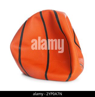 Un ballon de basket-ball dégonflé isolé sur blanc Banque D'Images