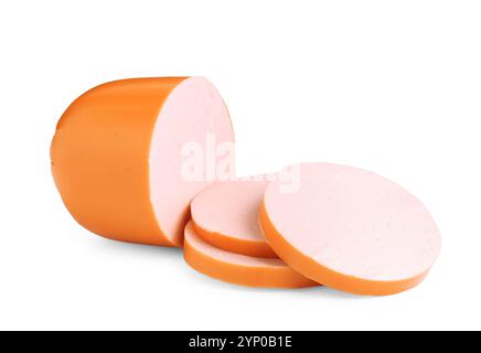 Morceaux de saucisse bouillie savoureuse isolés sur blanc Banque D'Images