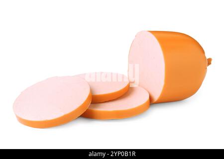 Morceaux de saucisse bouillie savoureuse isolés sur blanc Banque D'Images