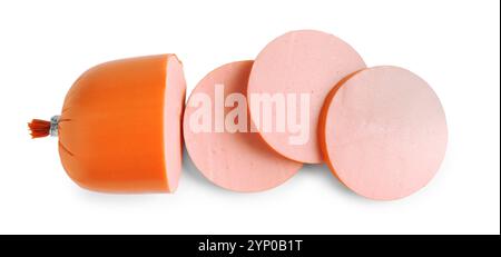 Morceaux de saucisse bouillie savoureuse isolé sur blanc, vue de dessus Banque D'Images