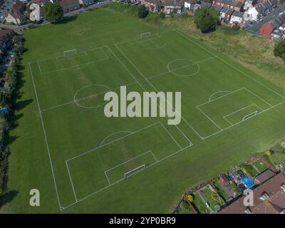 Vue aérienne générale du terrain de sport (terrains de football) à Wallasey, Merseyside, Royaume-Uni. Banque D'Images